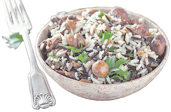 野米、白米和蘑菇做成的健康沙律。(圖／Shutterstock、龔安妮)