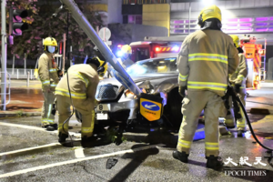 名貴房車高速撞毀安全島 司機疑醉駕逃去無蹤（影片）