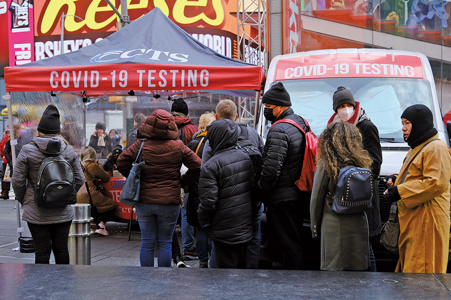 12月9日，紐約市時代廣場，人們排隊等候接受COVID-19檢測。（Getty Images）