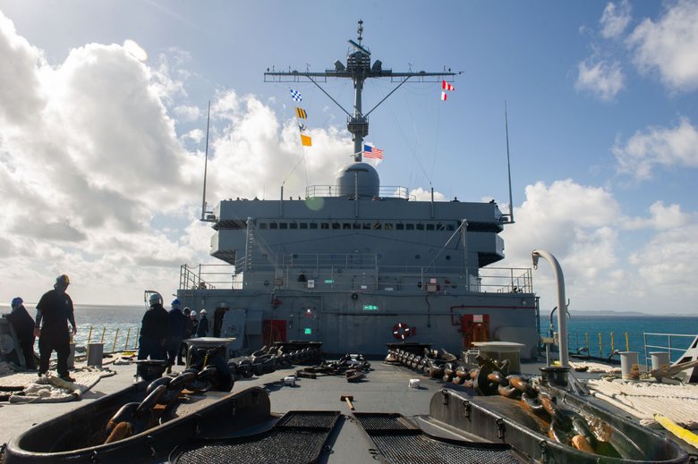 這艘艦艇是美國海軍的潛水母艦「弗蘭克·凱布爾」號（USS Frank Cable，AS-40）。（圖／翻攝自 USS Frank Cable AS-40 Facebook）