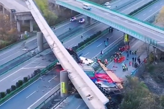 18日下午,湖北高速公路橋面整體垮塌,已造成4人死亡、8人受傷。（視像截圖）