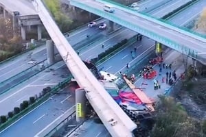 湖北高速公路橋面整體垮塌 傷者：天上會掉橋下來