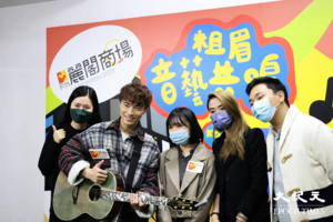 粗眉聖誕藝遊麗閣 黃劍文及90後新晉插畫師Cher與街坊恭賀聖誕