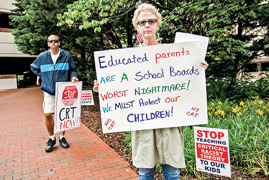 6月12日，民眾在維珍尼亞州利斯堡市抗議學校教「批判種族理論」。（AFP）