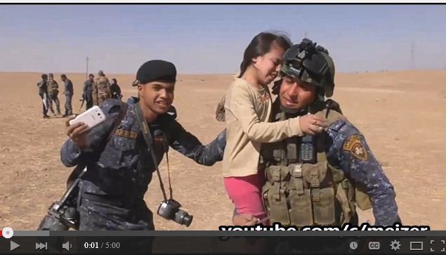 當強壯的伊拉克軍隊終於前來救援，艾莎漂亮的小臉上帶著恐懼、創傷與鬆了口氣的神情，她強忍淚水，近乎絕望地向救了她的士兵道謝。（視像擷圖）