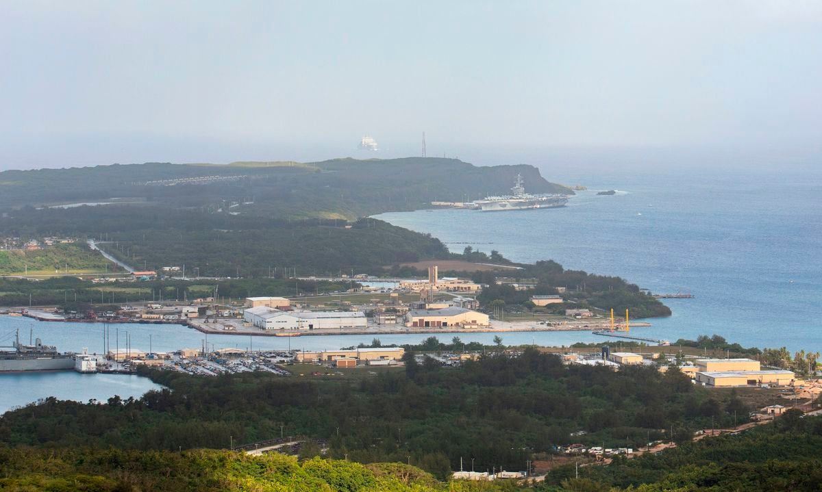 由於美中關係日益緊張，美國在關島部署多個導彈防禦系統來加強關島的防禦能力。圖為2020年4月27日羅斯福號航空母艦（右上）停靠在關島的阿普拉港海軍基地。（TONY AZIOS/AFP via Getty Images）