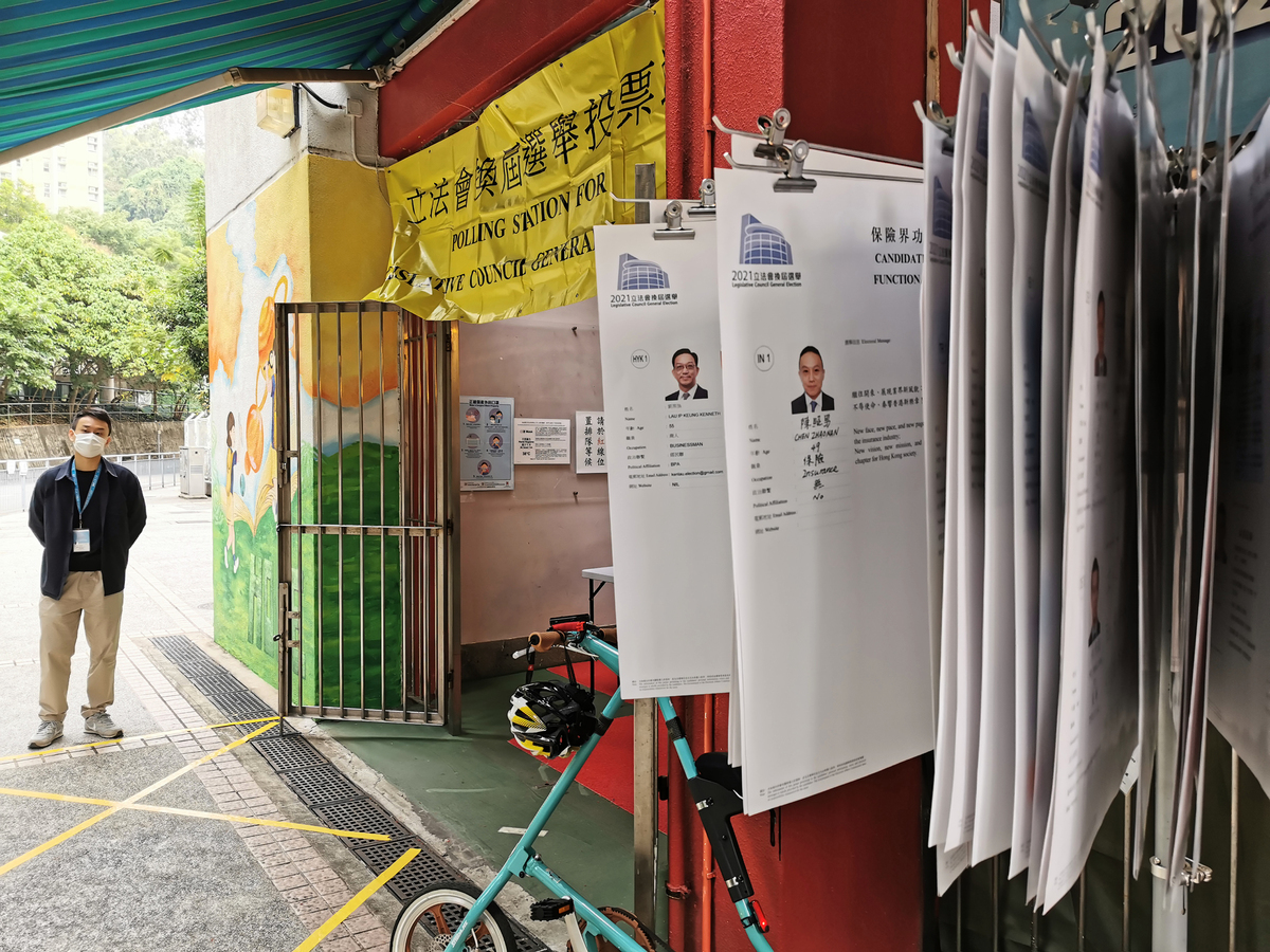 圖為香港新界大圍一個投票站，19日上 午投票人數不多。（中央社）