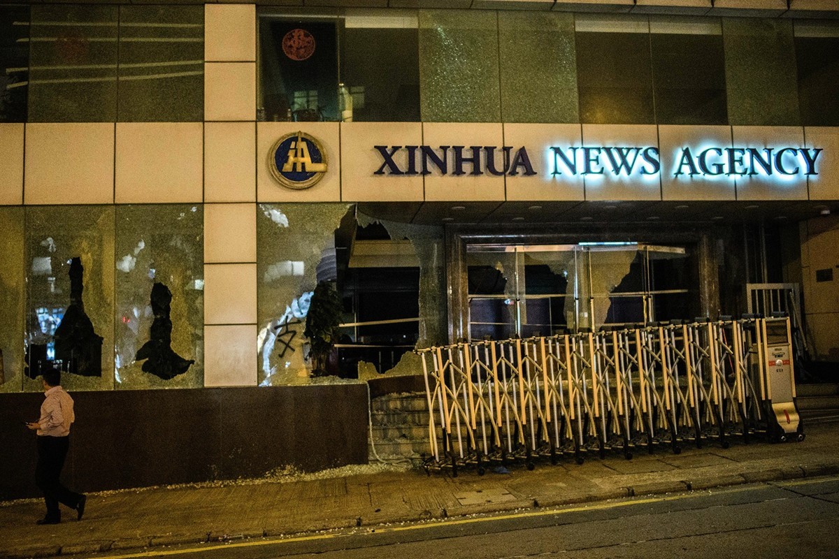 中共喉舌新華社社長一職面臨換人。圖為2019年11月2日，新華社香港分社的玻璃外牆被抗議港府和中共暴政的示威者砸破。（ANTHONY WALLACE/AFP via Getty Images）