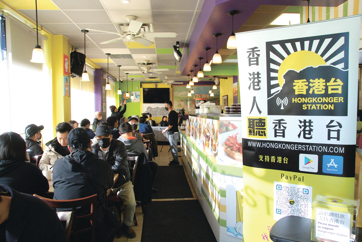 2021年11月12日，香港監察與加拿大香港台，在列治文山一家餐廳舉辦早餐研討會，探討多倫多黃色經濟圈及海外港人，繼續支持香港民主運動的重要性。（伊鈴/大紀元）