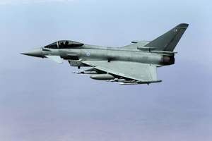 英國颱風戰鬥機首次空戰 擊落敵對無人機