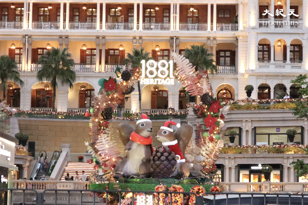 1881 Heritage有一對聖誕松鼠比大家打咭。（樂樂／大紀元）