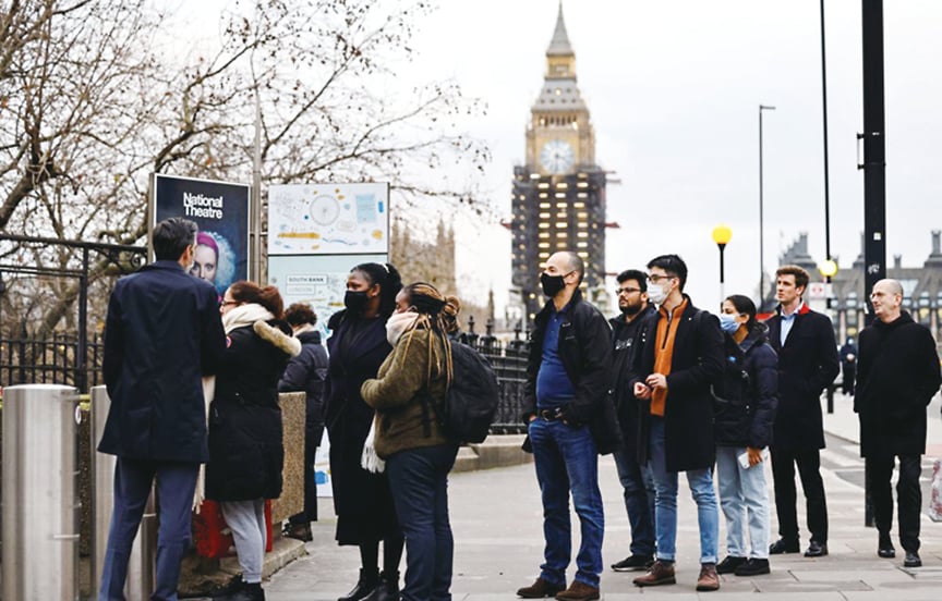 2021年12月13日，在倫敦市中心人們在排隊等候接種COVID-19疫苗。（AFP via Getty Images）