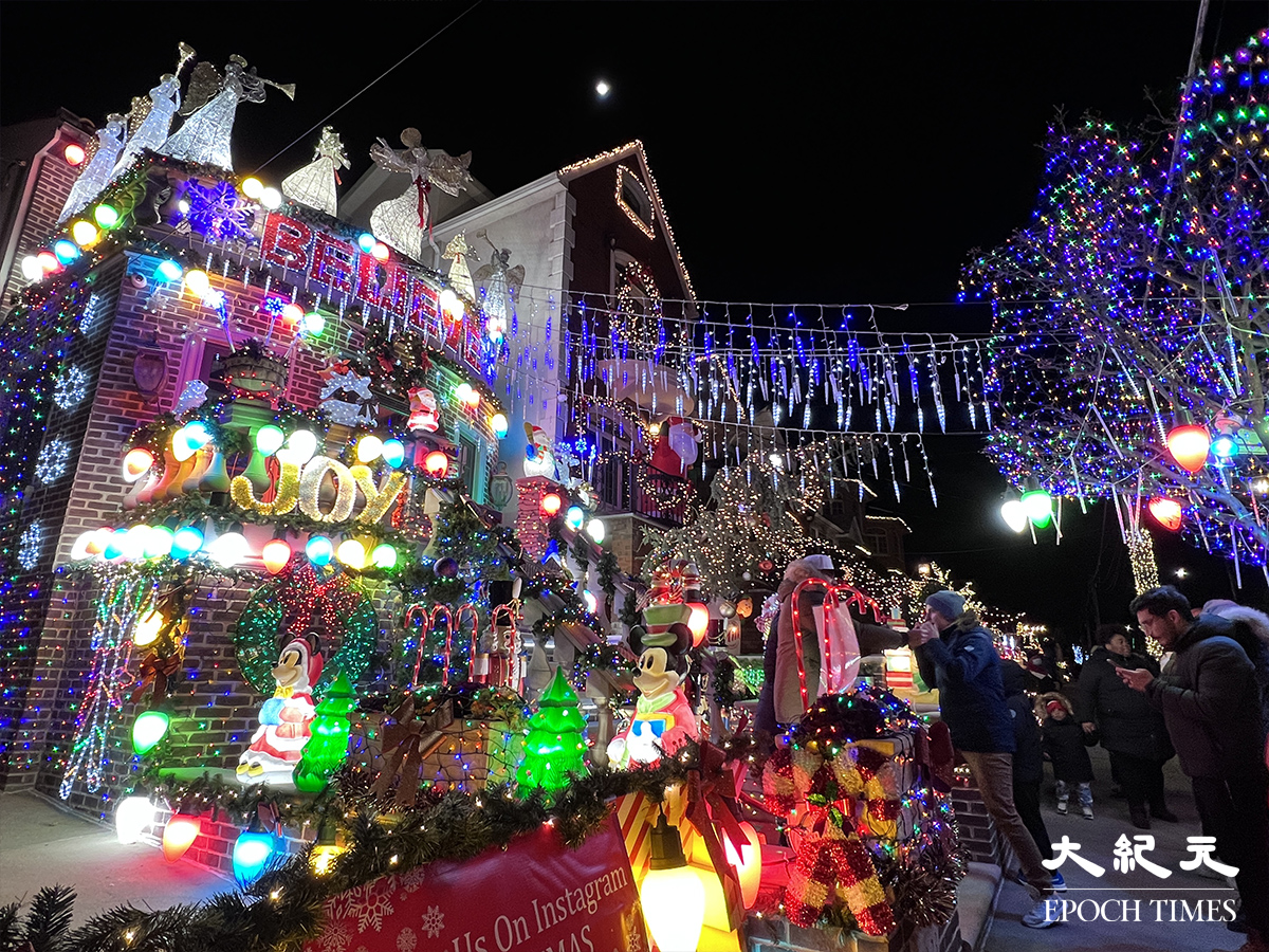 布碌崙（布魯克林）戴克高地（Dykers Heights）社區每年都有華麗的聖誕裝飾，吸引遊客前往拍攝。（甄真／大紀元）