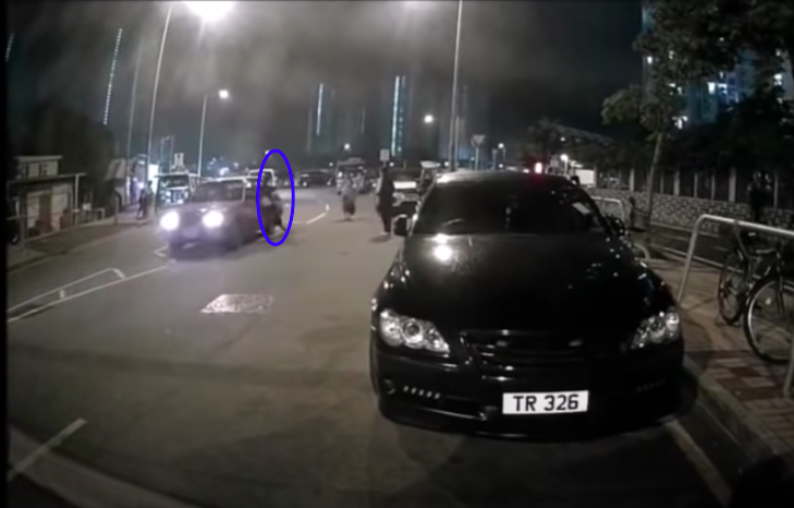 網上流傳的車cam影片顯示，女子（藍色所示）因車資問題靠在的士窗門與司機理論。司機突然開車，將女子拖行近20米。（影片截圖）