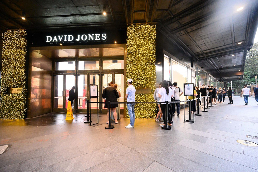 2021年12月26日，節日打折促銷期間，悉尼David Jones商場外的購物者排起了長隊。（Wendell Teodoro//Getty Images）