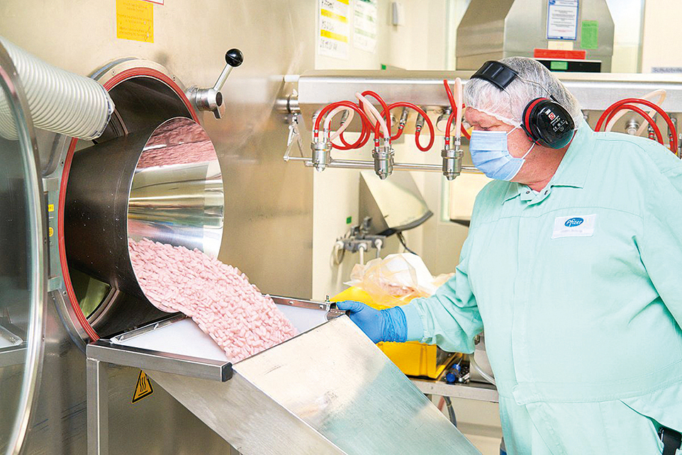 2021年11月16日，位於德國弗萊堡（Freiburg）的輝瑞（Pfizer）藥廠實驗室內製造其實驗性Covid-19抗病毒藥丸的場景。（Handout / Pfizer / AFP）