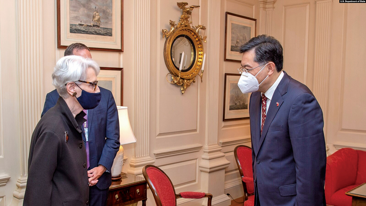 2021年8月12日，美國副國務卿舍曼在華盛頓會見中共新任駐美大使秦剛。（美國副國務卿舍曼推特）