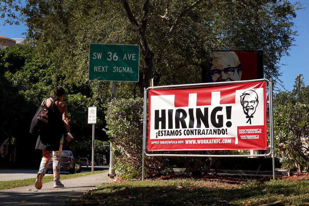 美國於當地時間12月30日公布一周截至25日的首領失業救濟金人數為19.8萬，按周減少了8,000人。（Joe Raedle/Getty Images）