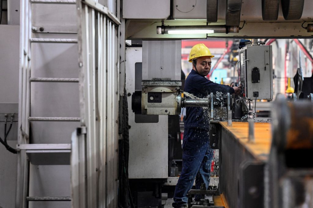 大陸今（12月31日）公布12月份製造業PMI為50.3，反映製造業商業活動正在輕微擴張。（JADE GAO/AFP via Getty Images）