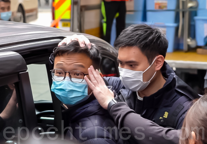 《立場新聞》前署任總編輯林紹桐12月29日被警方拘捕並帶往辦公室搜查後，被押上車帶走。（余鋼／大紀元）