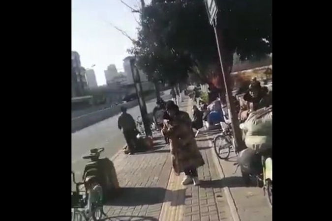 有西安網民發影片揭當地大量被困人員流落街頭。（影片截圖）