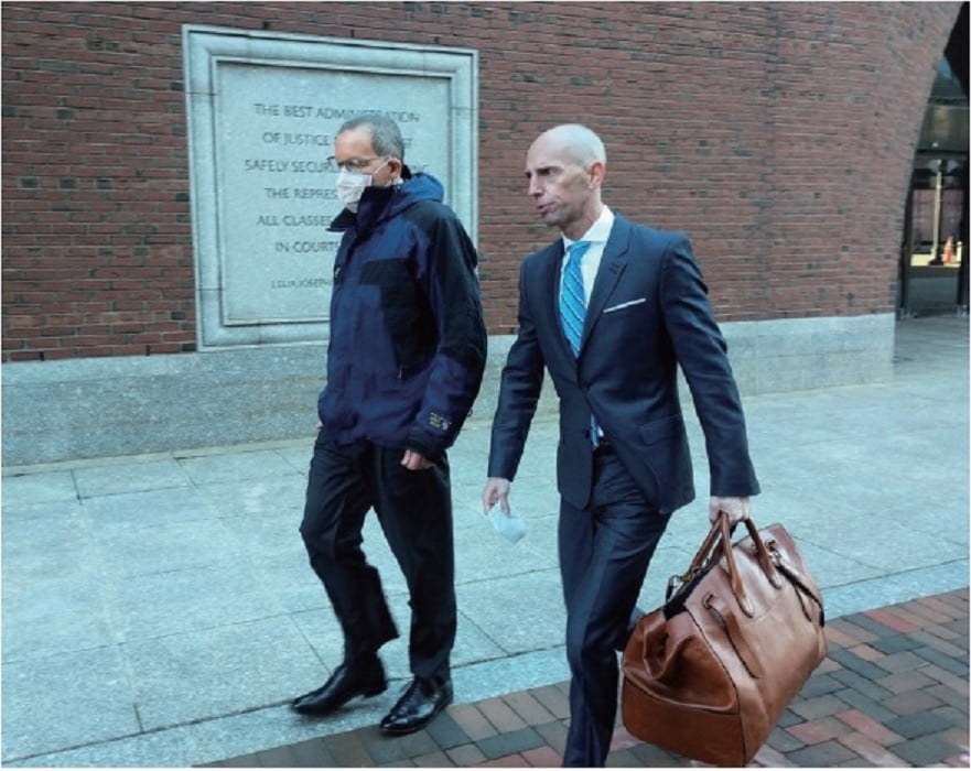 2021年12月17日下午1時30分左右，利伯（左）與律師走出波士頓聯邦法庭。（劉景燁／大紀元）