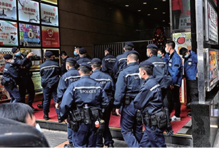 12月29日，大批香港警察前往《立場新聞》位於觀塘的辦公樓搜證。（宋碧龍／大紀元）