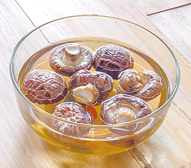 香菇富含鮮味，適合加入菜餚中。(圖／Shutterstock、Fotolia)