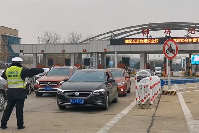 1月2日，河南省各地爆發疫情，警察正在攔截所有經過鄭州柳林站高速路口的車輛。（網絡截圖） 