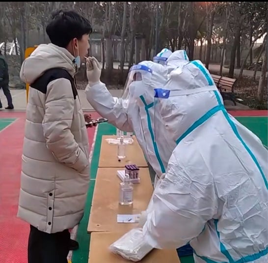 禹州市民正在小區内做核酸檢測檢測。（網絡截圖）