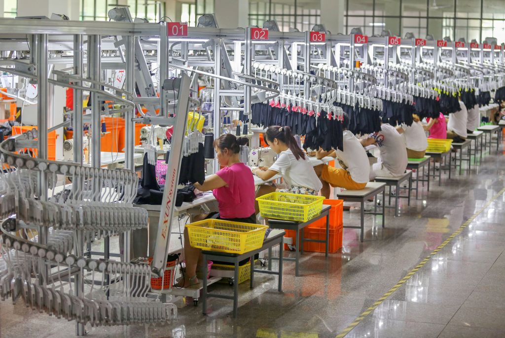 擁有大型品牌客戶，包括Nike和Adidas的內地針織製造商申洲國際因寧波疫情而需要停產。資料圖片。（STR/AFP via Getty Images）