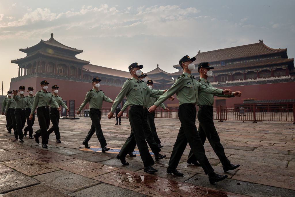 習近平1月4日簽署的中共中央軍委2022年1號命令異於往年，重點強調練兵。圖為2020年5月，在紫禁城入口處的中共軍人。（NICOLAS ASFOURI/AFP via Getty Images）