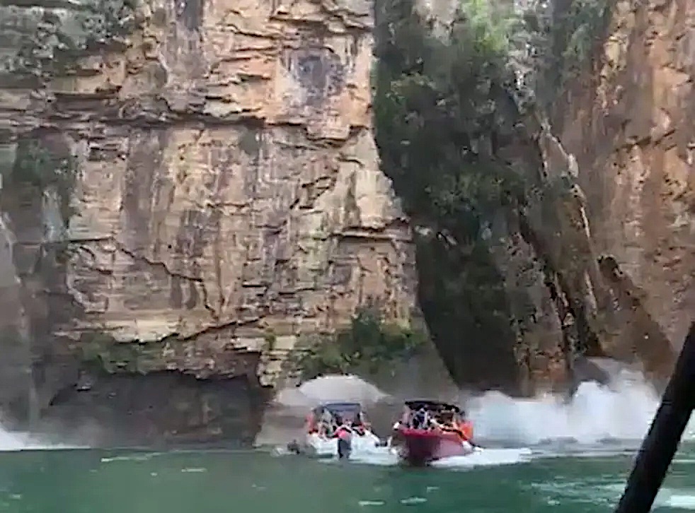 社交媒體上流傳的影片顯示，一塊峭壁突然從岩石上脫落、擊中正在漂流的船隻。巴西當局已經確認該影片是真的。（視頻載圖）