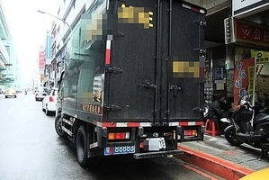 台灣民眾直擊掛大陸牌照小貨車在大公司裝貨