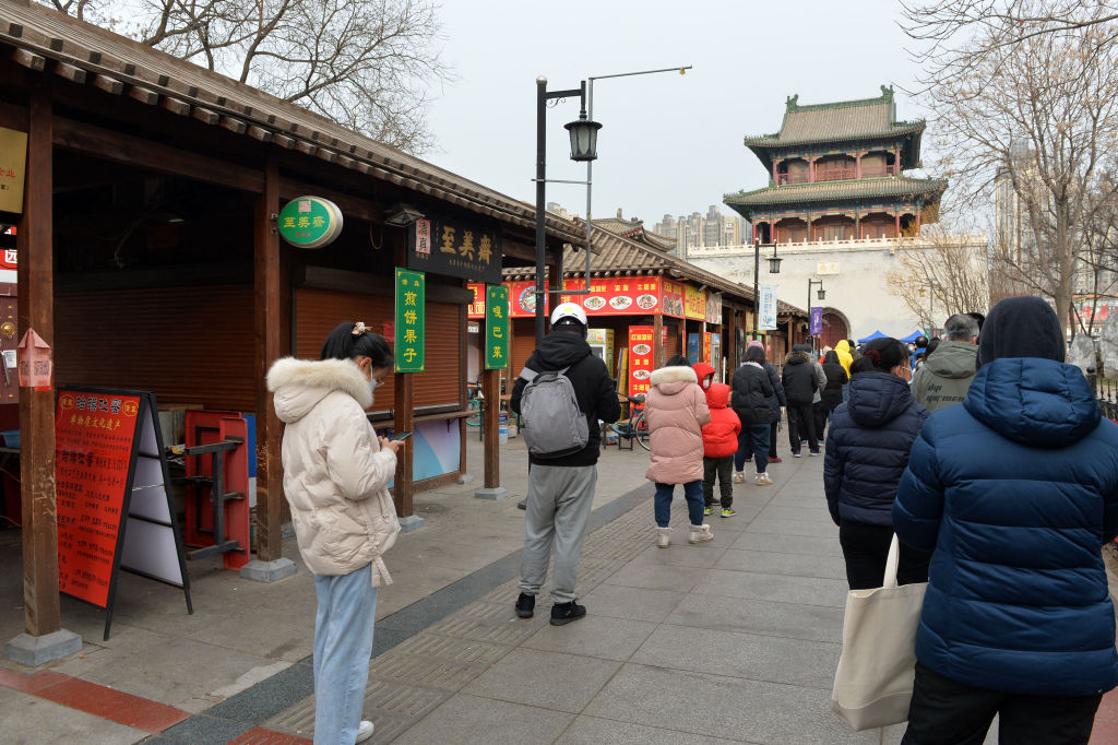 北京冬奧會鄰近之際，與北京相鄰的天津爆發疫情。圖為2022年1月10日，天津市居民排隊接受中共病毒（Covid-19）核酸檢測。（STRINGER/AFP）