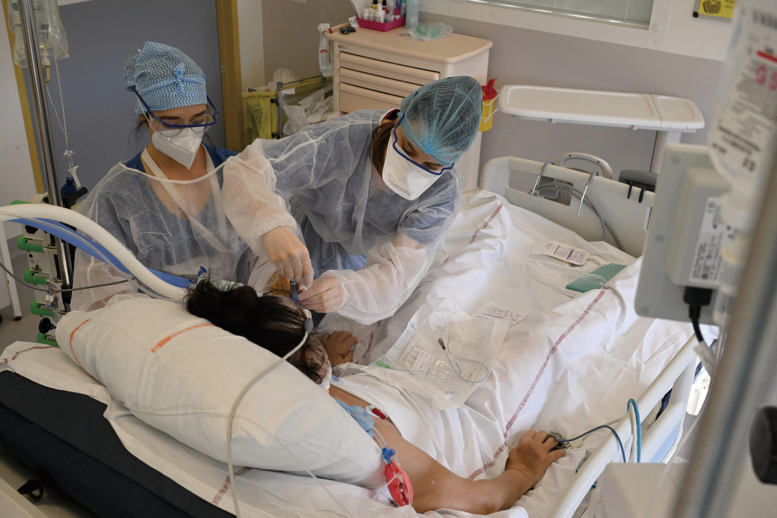 2022年1月5日，法國南部馬賽Timone醫院，護士在照顧一名感染Covid-19的患者。法國當天新增逾30萬COVID-19病例。（NICOLAS TUCAT/AFP via Getty Images）