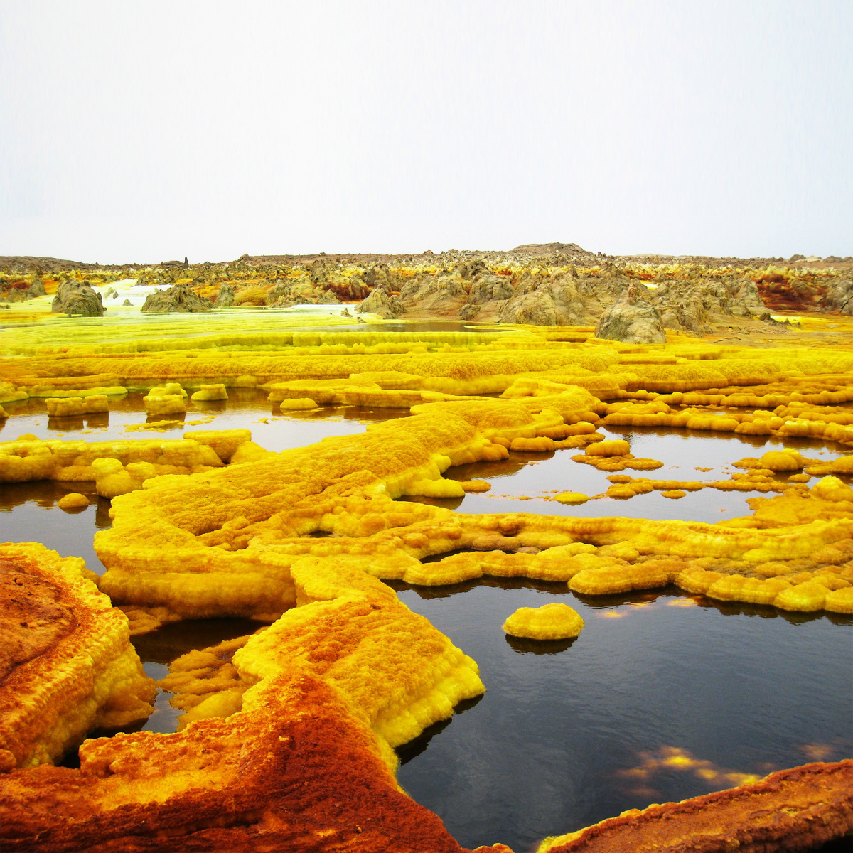 一眼望不盡的硫磺泉所造就的鮮艷地貌吸引許多喜愛探險的人和攝影愛好者前來旅遊。（網絡圖片）