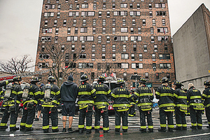 紐約公寓大火至少十九死 「每層都有受害者」
