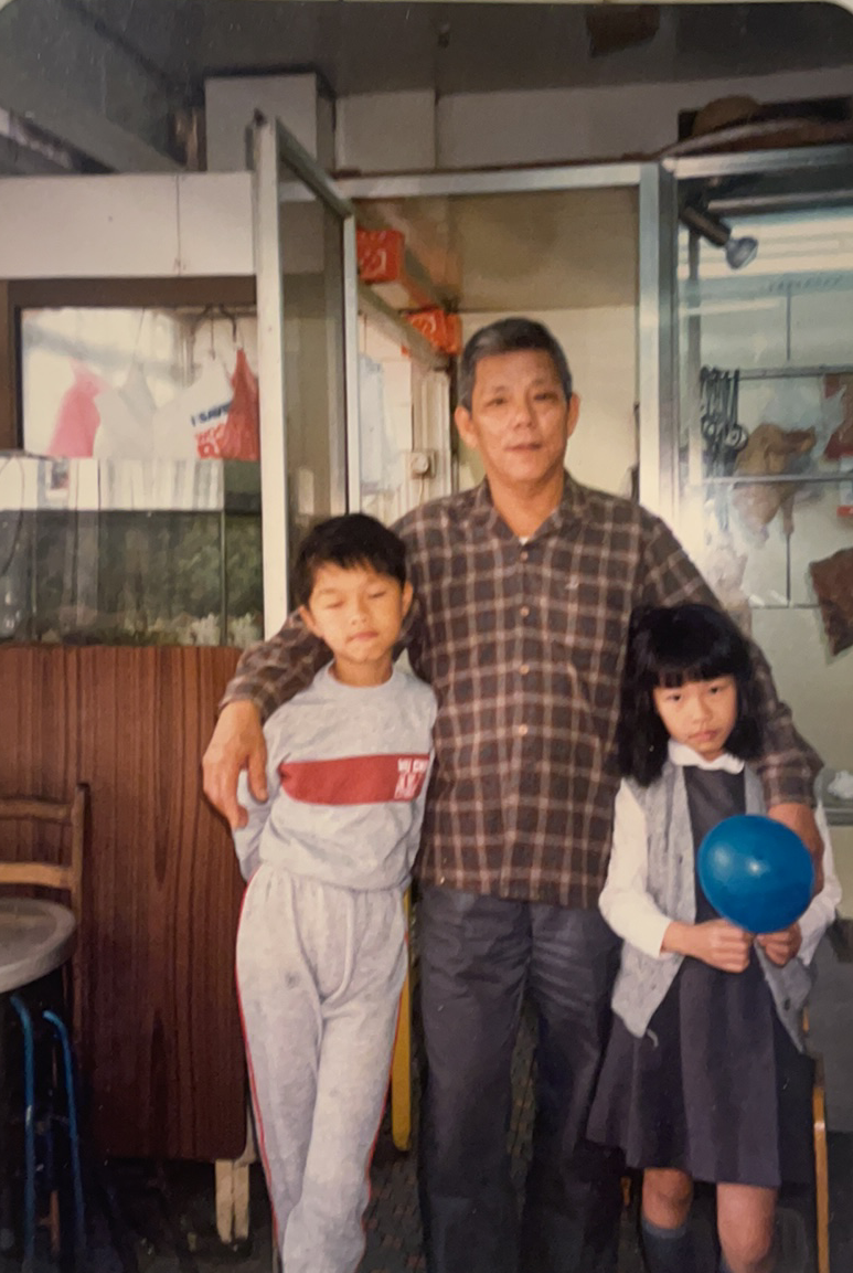 Alvin小學時與爺爺（中）、大妹妹（右）合照。（受訪者提供）