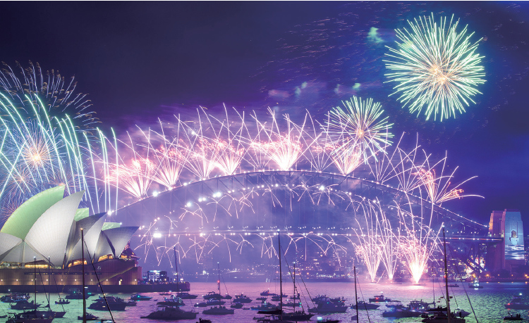 全球在疫情陰影下迎來新年。圖為2021年12月31日，悉尼跨年煙花慶典，標誌著澳洲率先邁入2022年。（Wendell Teodoro/Getty Images）