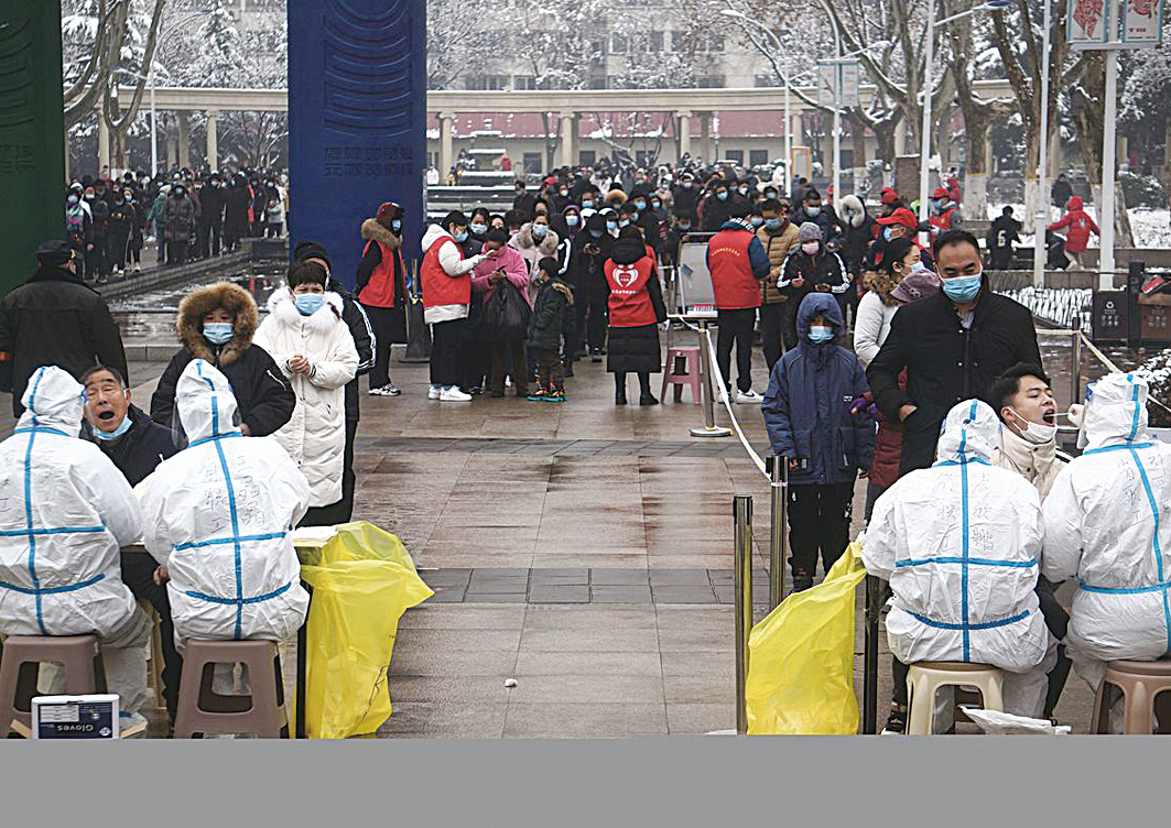 1月5日，河南省鄭州市居民排隊接受新冠病毒檢測。（STR/CNS/AFP via Getty Images）
