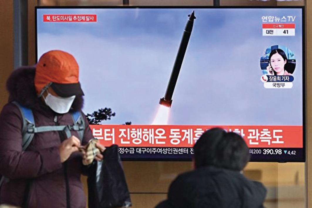 1月5日，在北韓發射了導彈後，人們觀看電視新聞廣播，顯示了北韓導彈試驗的檔案鏡頭。(Getty Images)