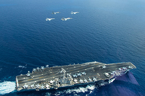 2022年1月11日，美國卡爾·文森號航母打擊大隊及埃塞克斯號兩棲戒備大隊進入南海。圖為美軍航空母艦卡爾‧文森號。（AFP / HANDOUT / US NAVY / LT. JONATHAN PFAFF）
