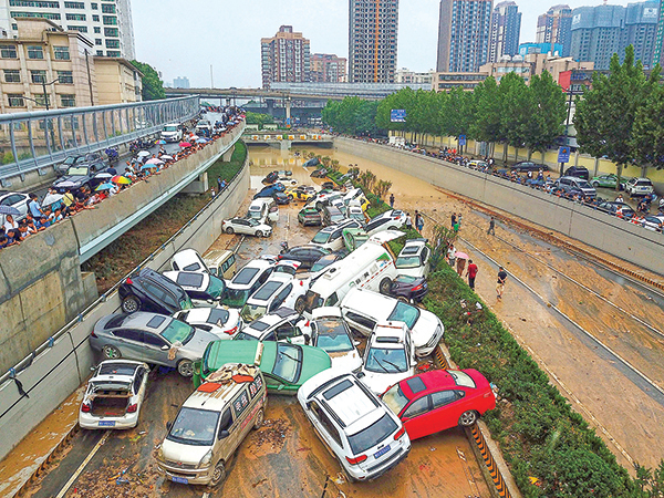 人造的洪水在中國國土上氾濫。2021年7月22日鄭州市水災過後，鄭州京廣北路隧道南出口路段，堆積了大量被洪水浸泡的汽車。（NOEL CELIS/AFP via Getty Images）