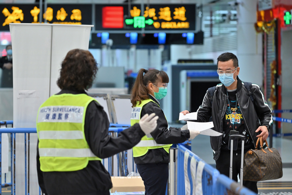 深圳政府今日宣布，自明日（26日）起，從香港入境深圳的普通旅客安排改為「14+7」，即14日集中隔離醫學觀察及7日居家健康監測。（圖片來自香港政府新聞處）