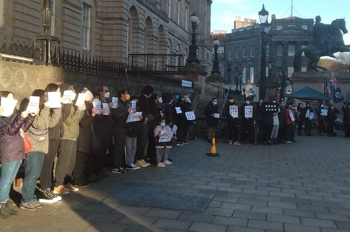 1月16日，約300名香港人在蘇格蘭愛丁堡參與「愛丁堡燈光撐港媒 堅守真相 守護新聞自由」人鏈集會。（郭子健Facebook專頁）