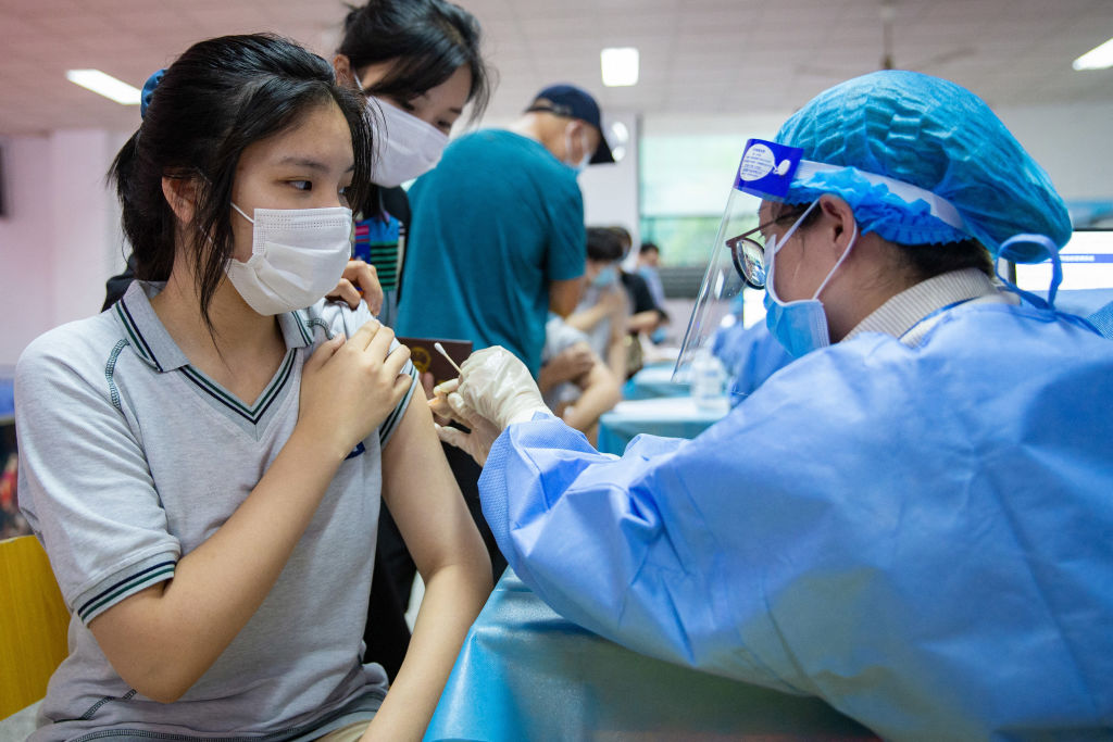2021年8月21日，中國南京的一名高中生在接種科興疫苗。（STR/AFP via Getty Images）