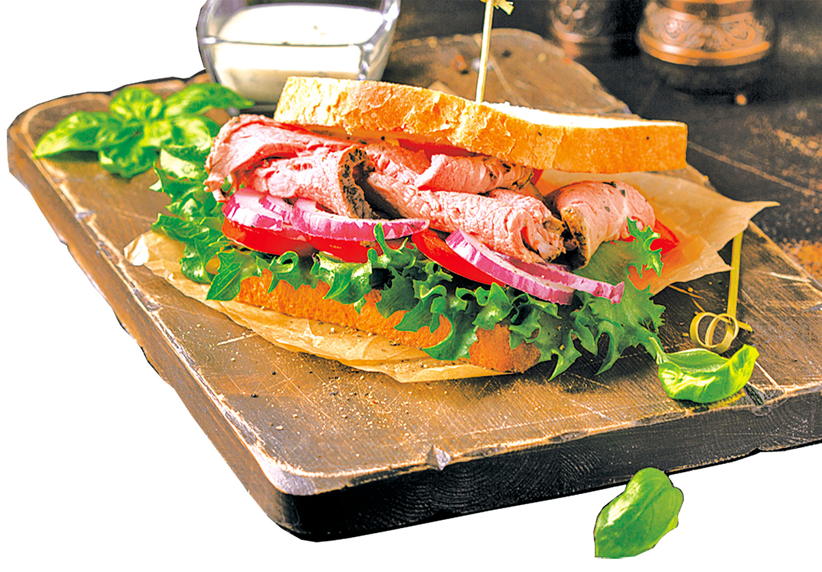 牛肉含有豐富的鐵和鋅，圖為烤牛肉三文治。(圖／Shutterstock)