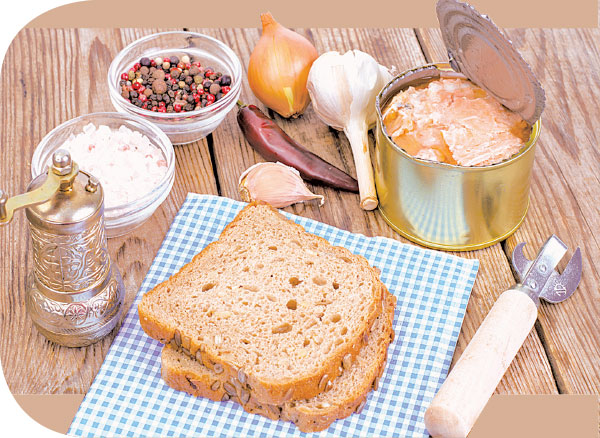 罐頭三文魚可夾在多士裏，給孩子當午餐。(圖／Shutterstock)