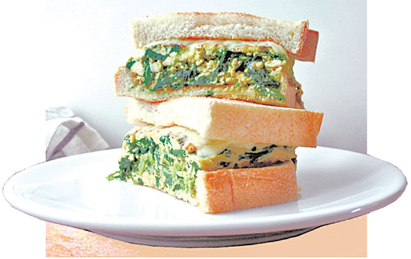 用菠菜炒蛋做成美味的三文治。(圖／Shutterstock)